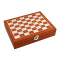 Ajedrez portátil de madera con cantimplora y vasos de metal y corcho, presentación en su caja - Napoles Novedades